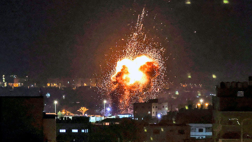 Israel bombardea la Franja de Gaza mientras grupos palestinos responden con cohetes