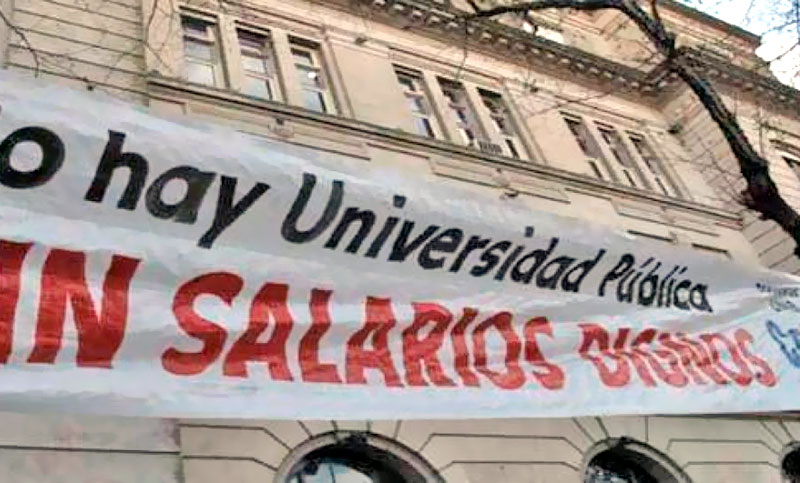 Los docentes de la UNR insisten con su reclamo de abrir la paritaria en este mes de febrero