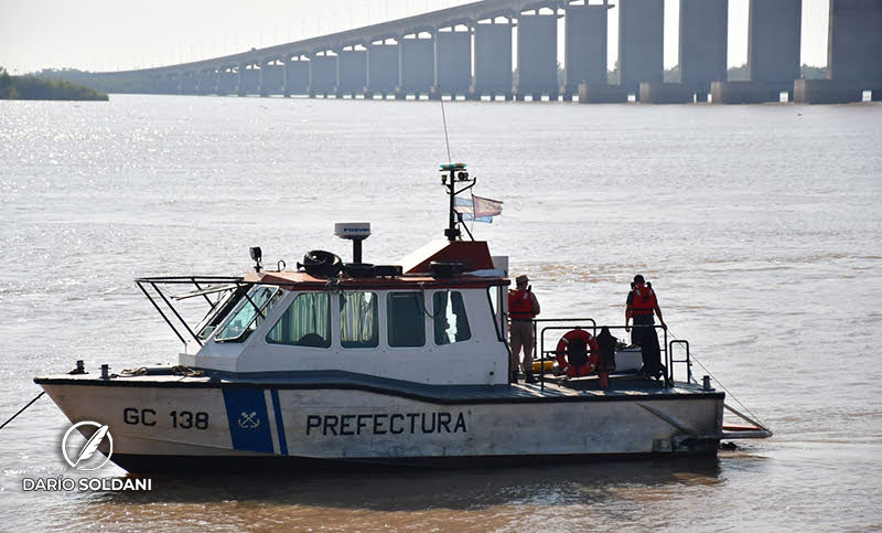 Continúa la búsqueda de un joven desaparecido en las aguas del Paraná: «Les pedimos que no paren»