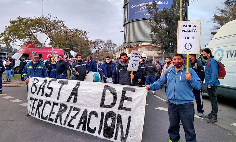Trabajadores de la industria del gas reclamaron deudas paritarias con una asamblea en la General Paz