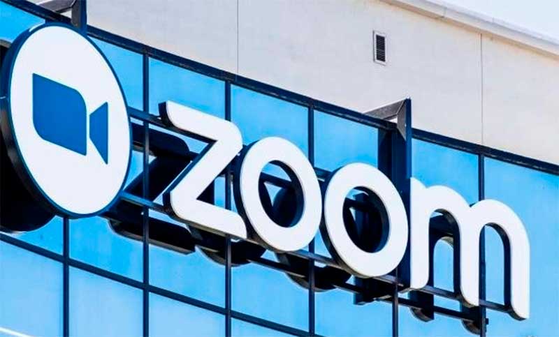 Zoom anunció que despedirá cerca de 1.300 trabajadores y recortará sueldos