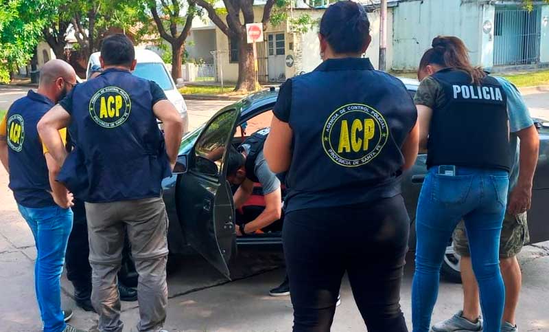 Balacera contra el cantobar y doble homicidio: allanaron al jefe de la subcomisaría 21ª y a su secretario