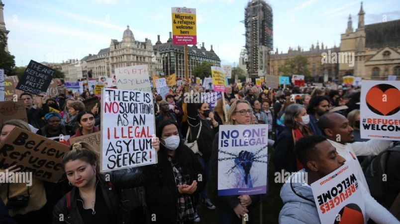 Disturbios y arrestos en una manifestación contra refugiados en el Reino Unido