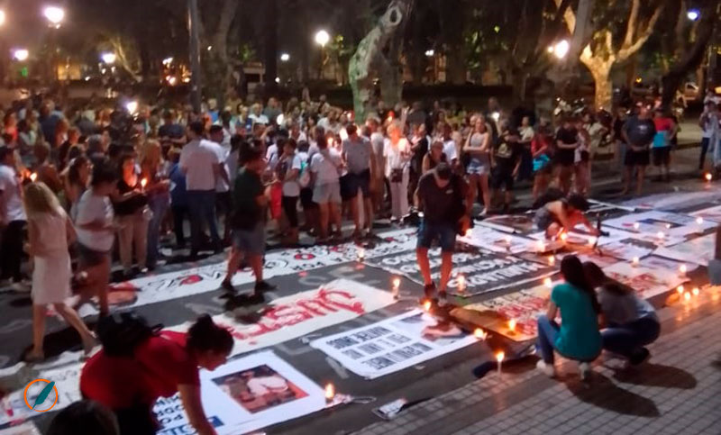 Familiares de víctimas de la inseguridad prendieron velas y acampan frente a Gobernación