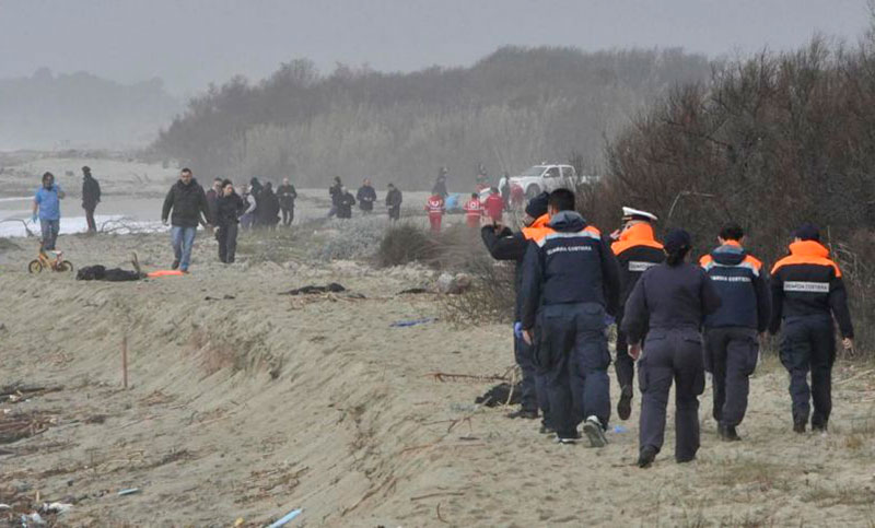 Mueren más de 40 migrantes en un naufragio cerca de la costa de Italia