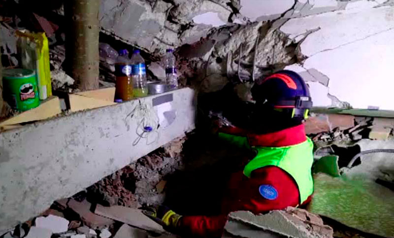 Turquía: rescataron a una mujer que estuvo sepultada 104 horas bajo los escombros