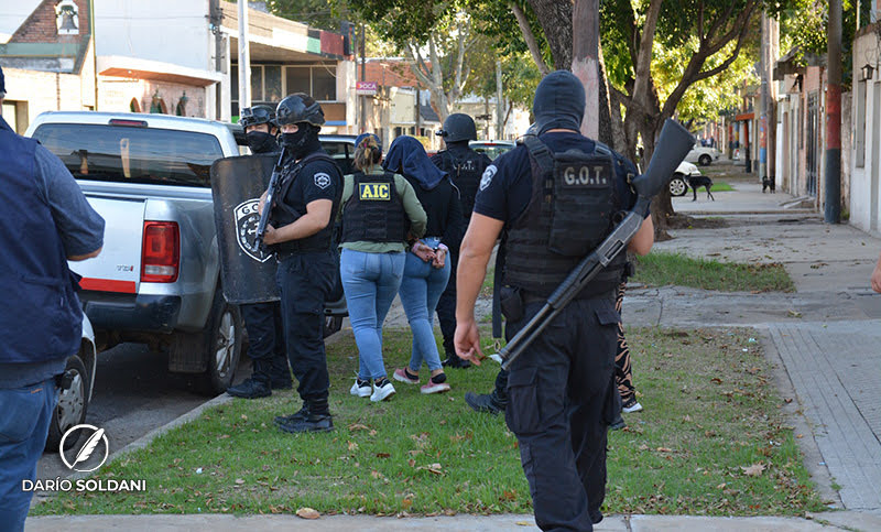 Más de 20 allanamientos en Rosario y Villa Gobernador Gálvez por crímenes ordenados desde la cárcel