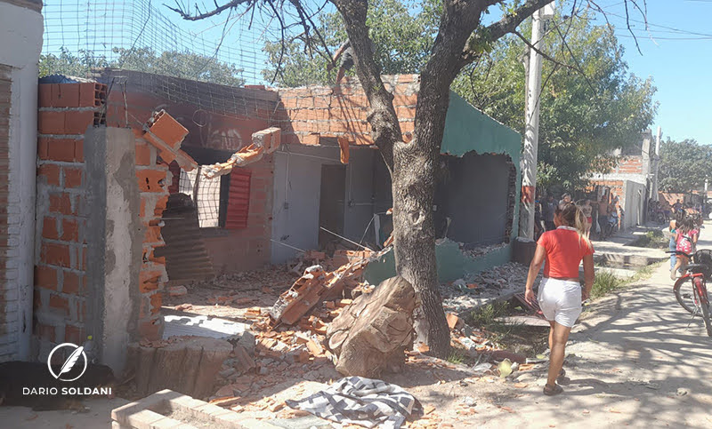 Operativo de limpieza en Los Pumitas para retirar escombros de las casas destruidas en la pueblada
