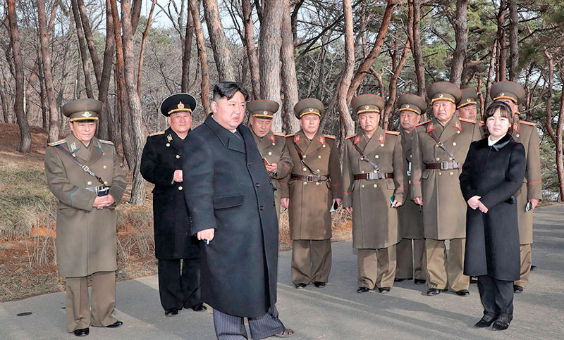 El líder de Corea del Norte supervisó un lanzamiento de misiles y ordenó maniobras de «guerra real»