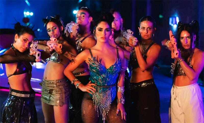 Lali estrenó «Cómprame un Brishito» antes de su show en el estadio de Vélez