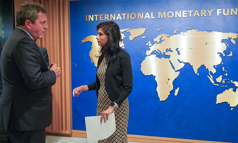 El directorio del FMI trata este viernes el desembolso de 5.300 millones de dólares para Argentina