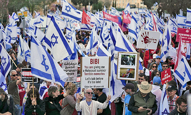 Paro general y protestas invaden Israel para que su primer ministro deje sin efecto la reforma judicial