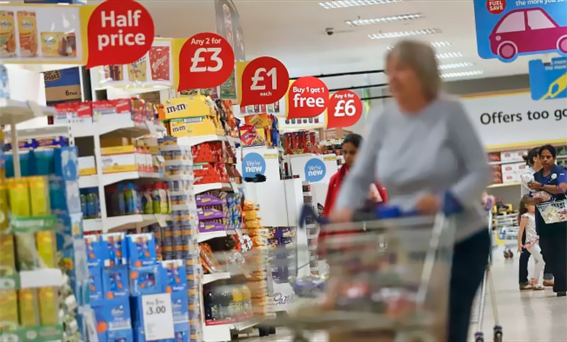 Los ingleses van al supermercado hasta cinco veces por semana para encontrar ofertas