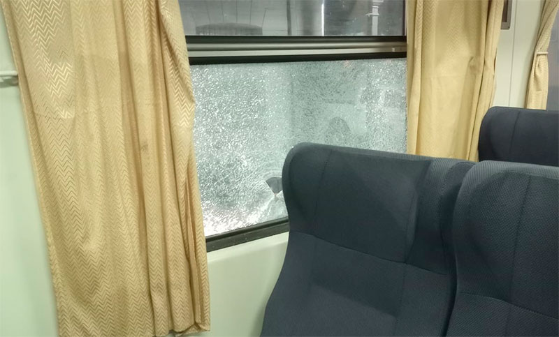 Un piedrazo contra la ventana del tren sorprendió a pasajeros que llegaban a Rosario