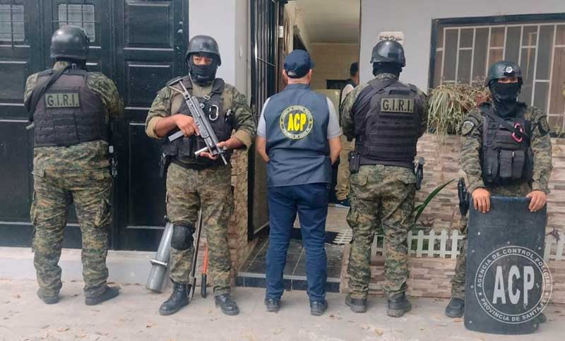 Detuvieron a una policía sospechada de pasarle información a una banda en la que su hijo es sicario