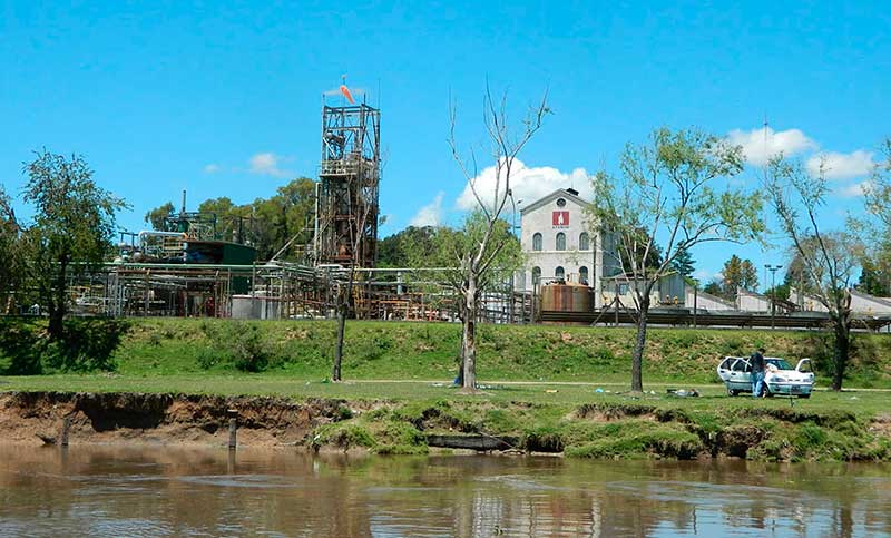 Condenan a la empresa Atanor por arrojar masivamente “vertidos ilegales” al río Paraná