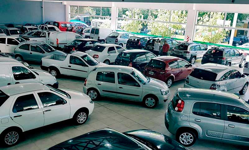 Las operaciones de compraventa de autos usados bajaron 8% en febrero