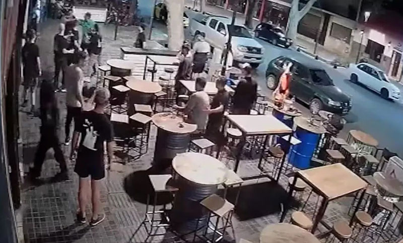 Dos hombres golpearon a una moza en un bar de Mendoza