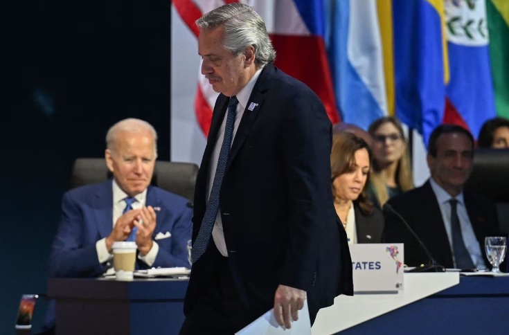 Alberto Fernández viaja hacia Estados Unidos a la postergada reunión con Biden