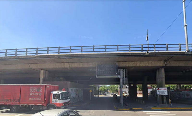 Intentó robar una rueda, lo persiguieron 20 kilómetros y terminó tirándose desde la autopista