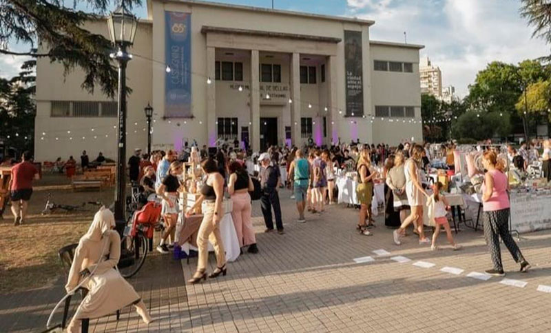 Música, charlas y emprendedores locales y nacionales en la explanada del museo Castagnino