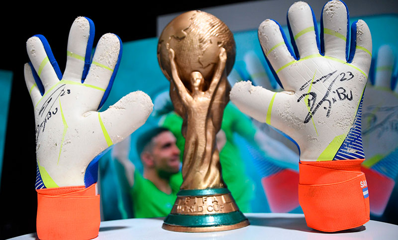 El “Dibu” Martínez donó los guantes que usó en la final de Qatar 2022 y se subastaron en 42 mil dólares