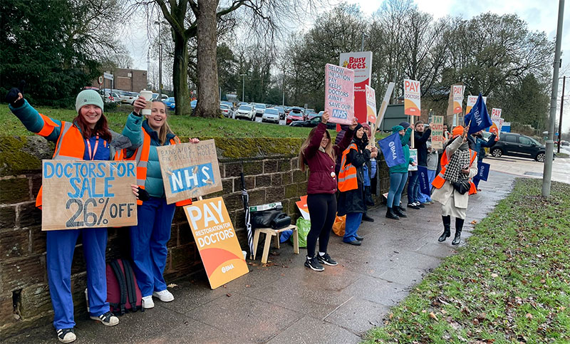 Inglaterra: profesionales de la salud iniciaron un paro de tres días en reclamo de aumento salarial