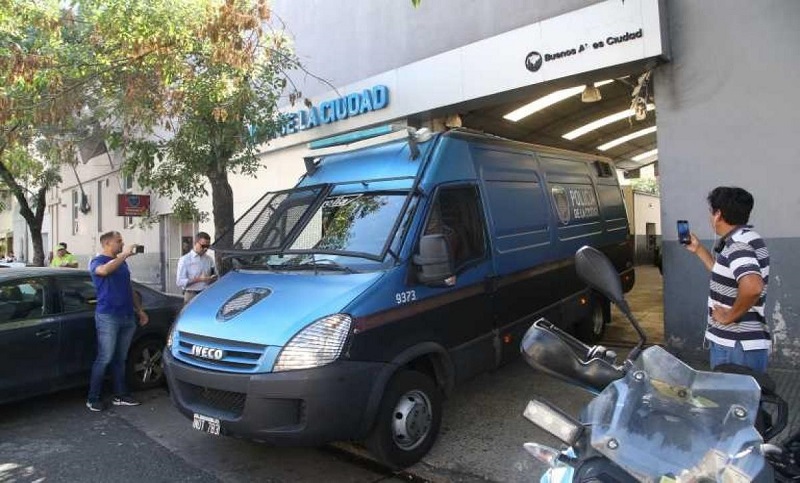 Tensión en una comisaría de Capital Federal: presos se amotinaron y tomaron de rehén a un policía
