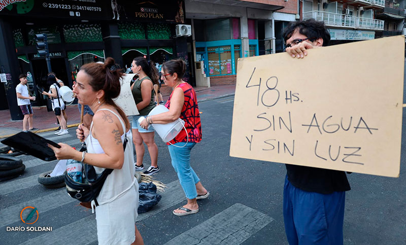 Vecinos del microcentro cortaron la calle porque hace dos días que no tienen luz ni agua