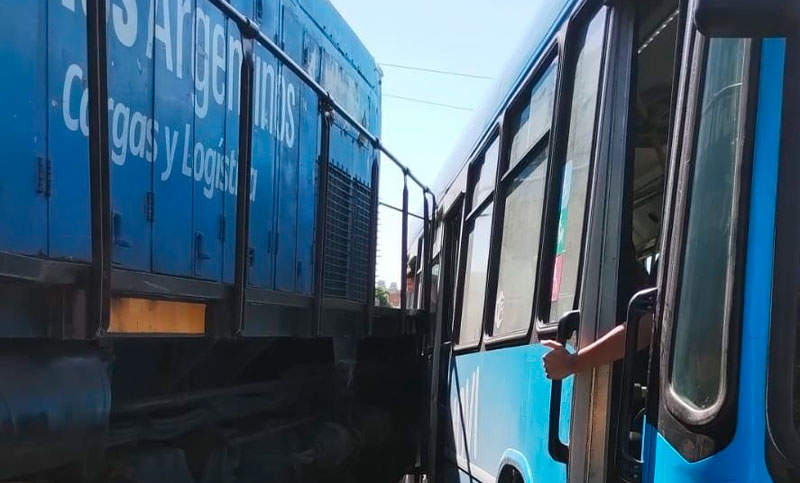 Un tren chocó a un colectivo de la línea 153 y hay al menos diez personas heridas