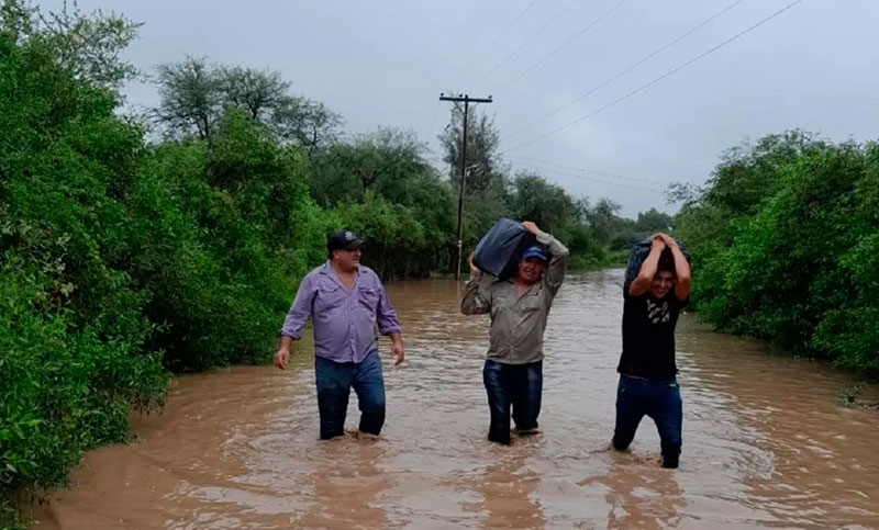 Inundaciones y desborde de ríos anegan a cientos de familias en el sur tucumano