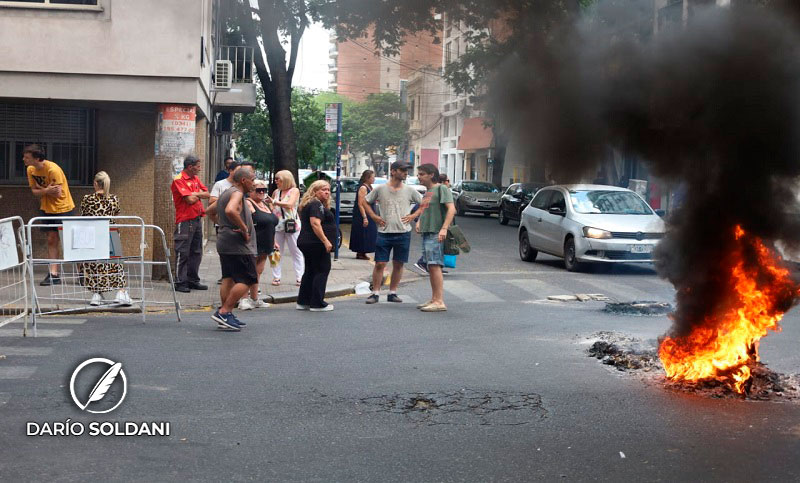 Vecinos de Presidente Roca y Montevideo cortaron la calle por falta de luz