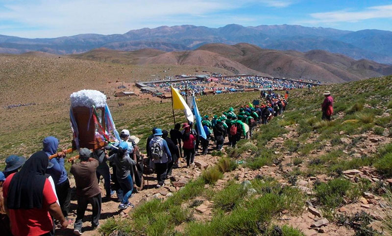 Semana Santa en Jujuy: bandas de sikuris peregrinan al abra de Punta Corral