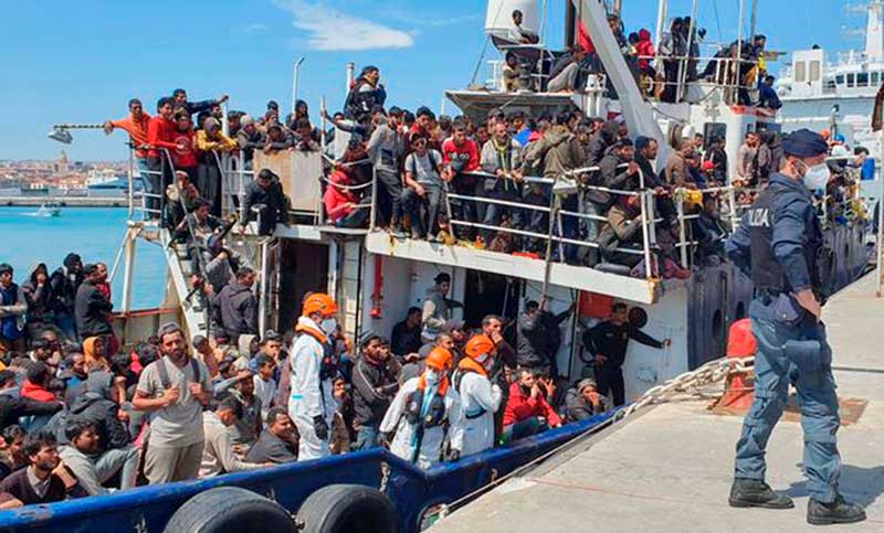Guardia Costera italiana rescata a unos 500 migrantes