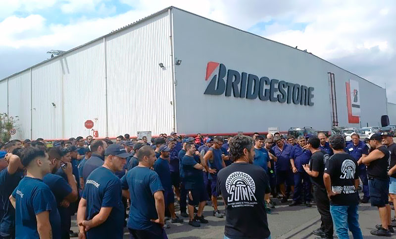 Los trabajadores del neumático paran este martes en protesta por despidos de personal en Bridgestone