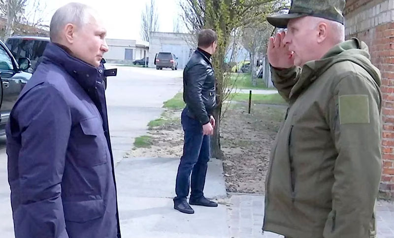 Putin visitó dos provincias de Ucrania ocupadas por Rusia y se reunió con mandos militares