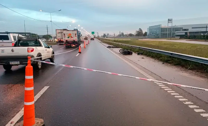Fatal accidente en Circunvalación: un motociclista murió al ser arrollado por un camión
