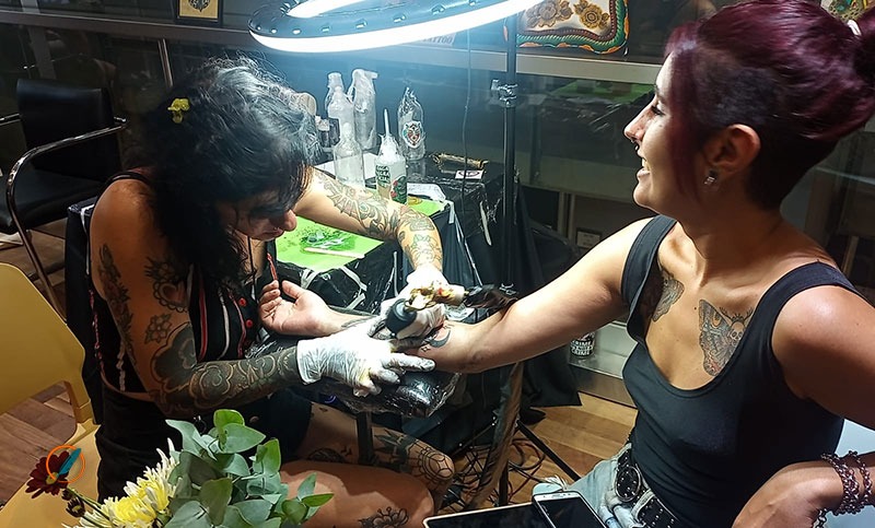 Lanzan un capacitación gratuita para tatuadores