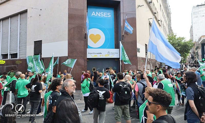 Trabajadores estatales concentraron frente a Anses para exigir «salario igual a la canasta familiar»