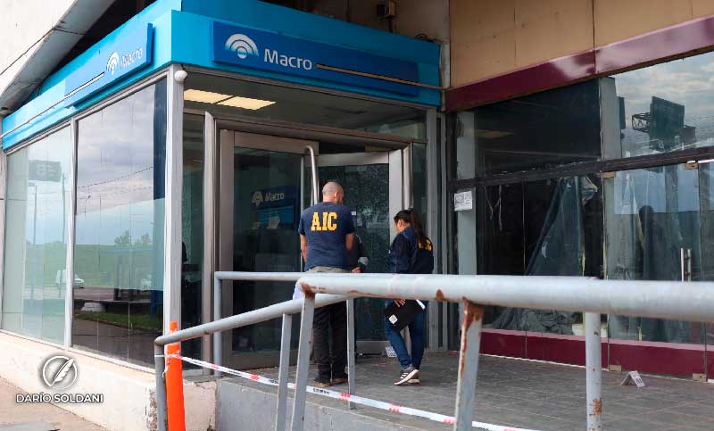 Balean un cajero automático en un supermercado de Fisherton y dejan mensaje para un preso