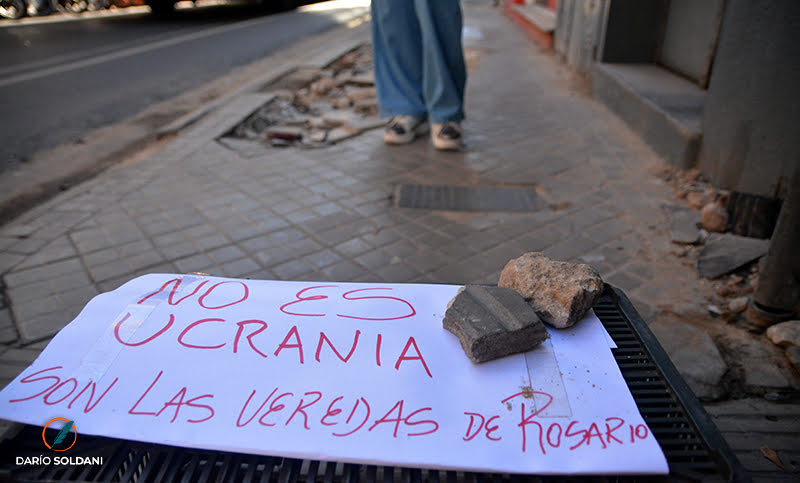 Apareció un cartel frente a un comercio comparando el estado de las veredas de Rosario con Ucrania