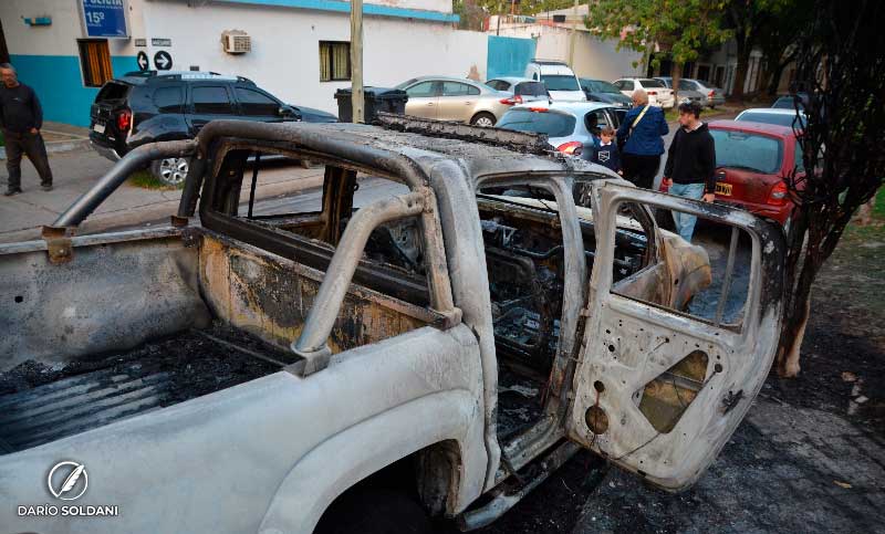 Incendiaron un móvil policial en la comisaría 15ª y dejaron nota dirigida a los policías