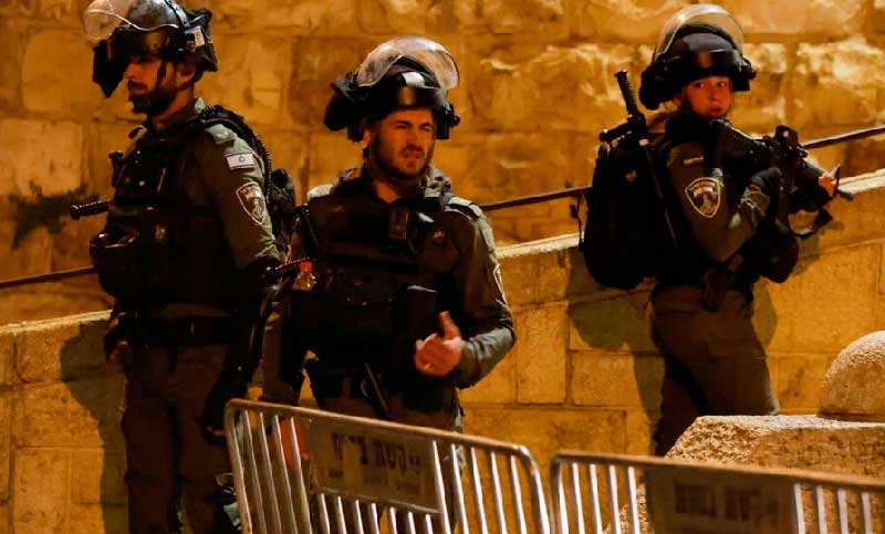 La policía israelí irrumpe en la mezquita de Al-Aqsa y protagoniza brutales choques con civiles palestinos