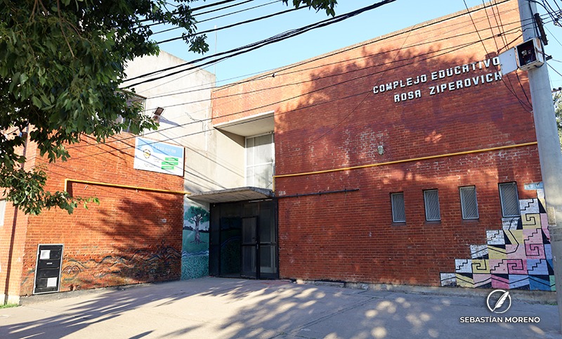 Balearon dos escuelas en distintos puntos de la ciudad y dejaron mensajes mafiosos