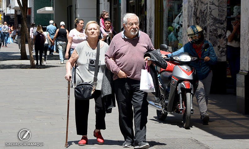 Una pareja de jubilados necesitó en abril 134.886 pesos para no ser pobre