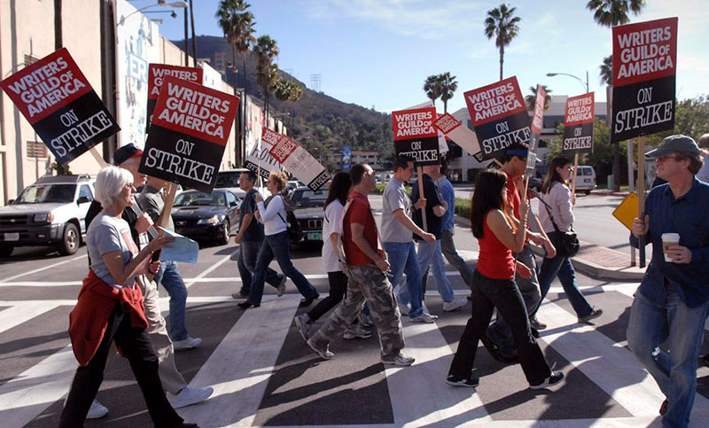 Guionistas de Hollywood se declaran en huelga tras fracasar las negociaciones salariales