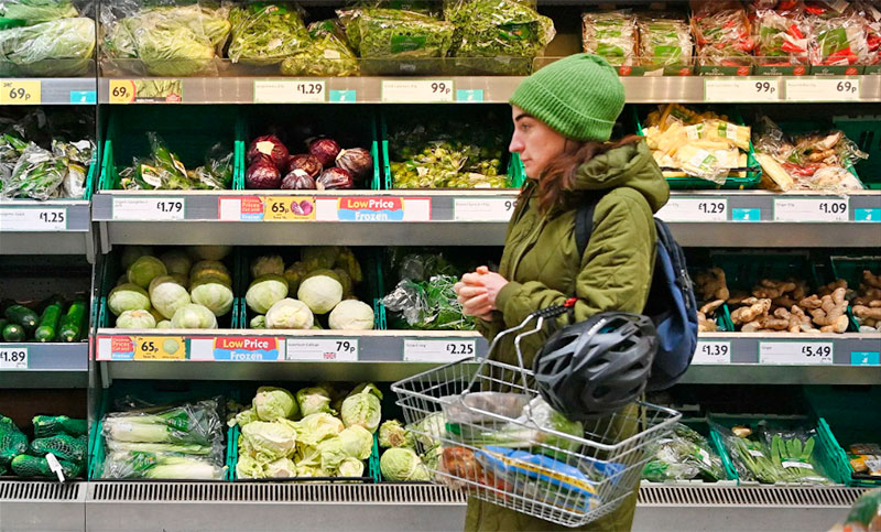 El precio de los alimentos sigue aumentando en Reino Unido a pesar de la baja de la inflación