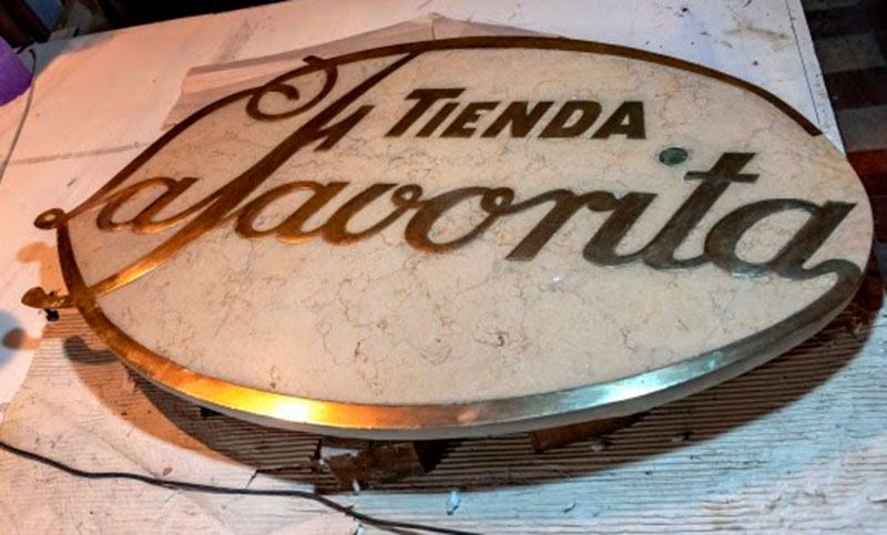 El Municipio restituyó la icónica placa identitaria de La Favorita