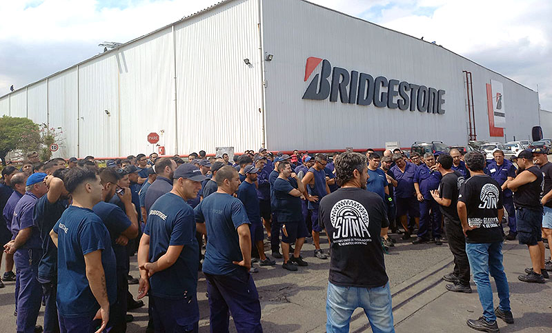 Trabajadores del neumático denunciaron despidos en Bridgestone y comenzaron un paro
