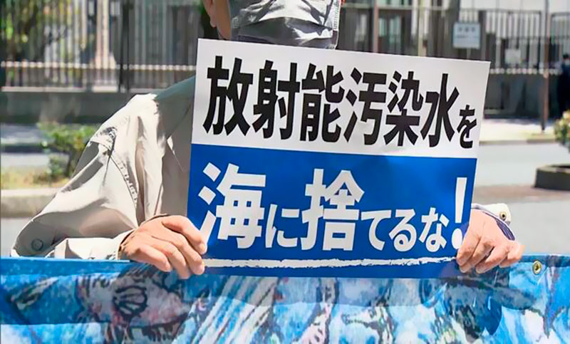 Japoneses se manifiestan para pedir la cancelación del plan de vertido de agua radiactiva